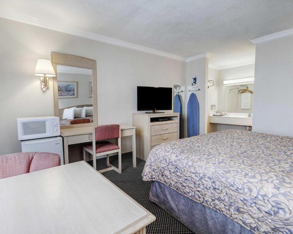 Econo Lodge Van Horn Bagian luar foto